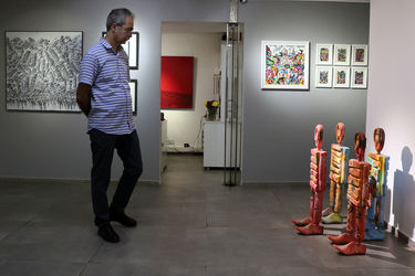 “Crowding” at Mojdeh Art Gallery featuring 15 artists 