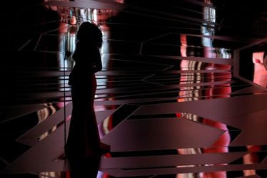 وایولا دیویس برای اعلام نام برنده بهترین بازیگر مرد مکمل روی صحنه رفت