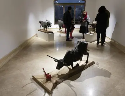 ببینید: مجسمه‌های عجیب آقای هنرمند / از انسان‌های قفل به سر تا مواجهه حیوانات با اسکلت‌شان