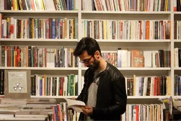 كتابگردي اهالي فرهنگ و هنر در شهركتاب فرشته