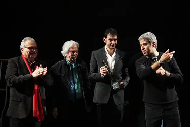 اهدای جایزه جشنواره سینمایی آسیاپاسیفیک در نمایش "شیروانی داغ"