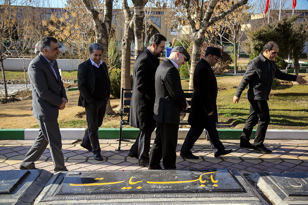 گل‌باران قطعه هنرمندان توسط وزیر ارشاد و معاون هنری وزارت ارشاد