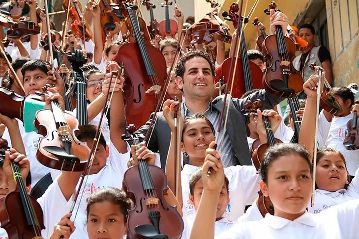 آموزش موسیقی به کودکان محروم توسط خواننده مشهور