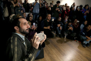 خلق اثر توسط بزرگمهر حسین‌پور در حمایت از کودکان بدسرپرست در گالری آس