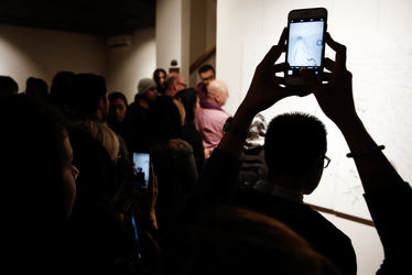 خلق اثر توسط بزرگمهر حسین‌پور در حمایت از کودکان بدسرپرست در گالری آس