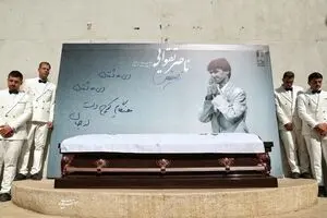 ببینید: بدرقه ناصر تقوایی با لباس سفید/ حضور پررنگ هنرمندان در تشییع پیکر ناصر تقوایی
