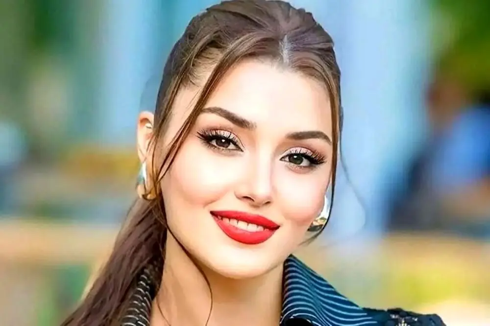 استایل اناری هانده ارچل در شب یلدا/ بازیگر ترک ایرانی‌ها را سر ذوق آورد