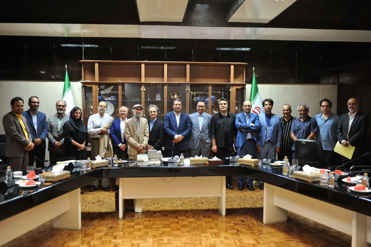 دیدار جمعی از هنرمندان با رضا رحمانی  وزیر صنعت، معدن و تجارت 