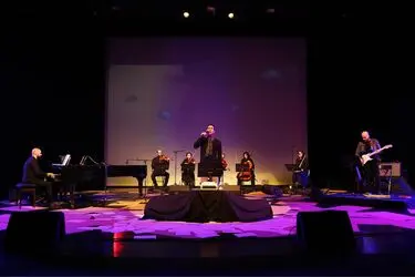اجراي گروه ساكن روان در برج آزادي