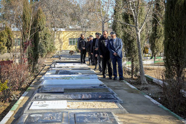 گل‌باران قطعه هنرمندان توسط وزیر ارشاد و معاون هنری وزارت ارشاد