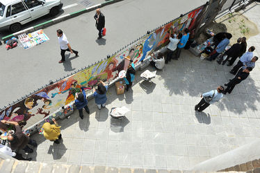 نقاشی گروهی صلح توسط جمعی از هنرمندان در موزه استاد صنعتی