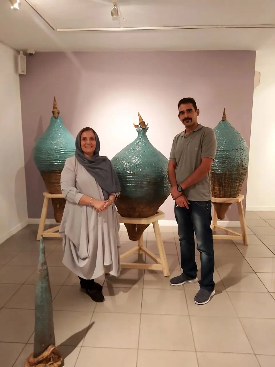 علی اعتبار با عمامه، کلاه صوفی و چهره‌های دراویش در گالری ویستا