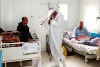 نوازندگی پزشک جوان برای بیماران مبتلا به کرونا/ فیلم