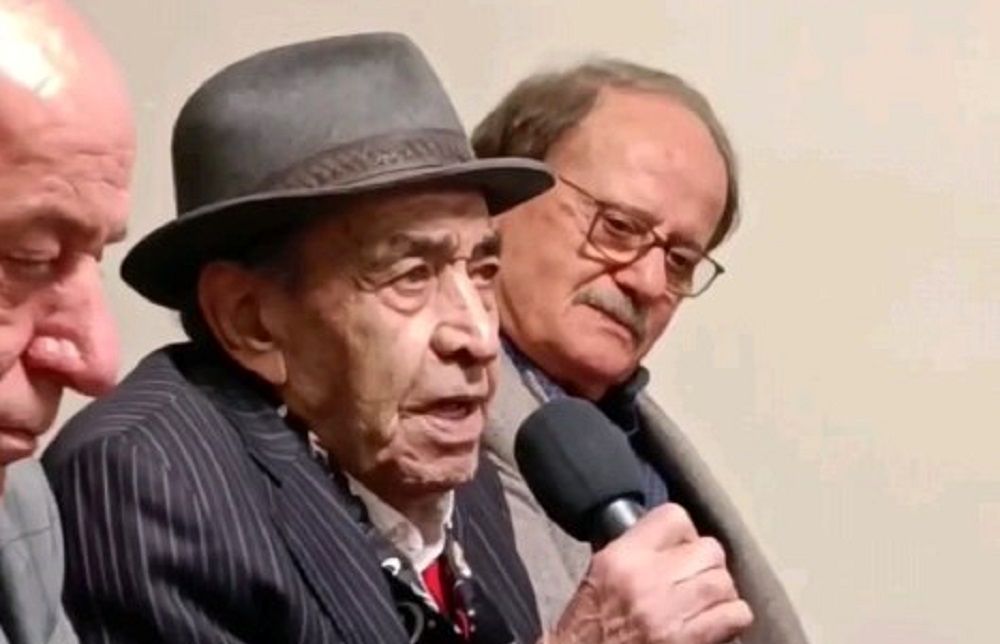 ببینید: آواز خواندن ایرج در جشن تولد ۹۱ سالگی‌اش