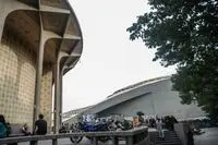 چرا مسجد کنار تئاتر شهر، شبیه کنیسه شد؟!/این‌جا را شبیه مسجد نکنید کفن می‌پوشم!/اعتصاب تک‌نفره حجت‌الاسلام در محوطه تئاتر شهر!