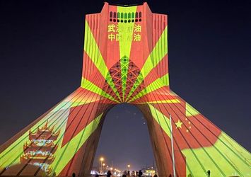 ویدیو مپینگ همدردی با کشورهای درگیر با کرونا بر روی برج آزادی تهران