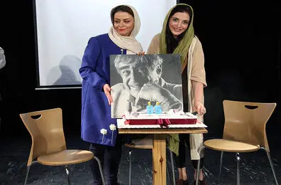 عکس‌های ایران‌آرت از گردهم‌آیی تئاتری‌ها به یاد حمید سمندریان