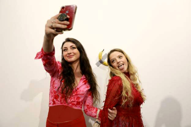 یک نفر موز ۱۲۰ هزار دلاری را خورد/من هنرمند گرسنه ام/عکسها