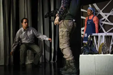 نمایش "سنگر دوست داشتنی" در تالار ناصرخسرو