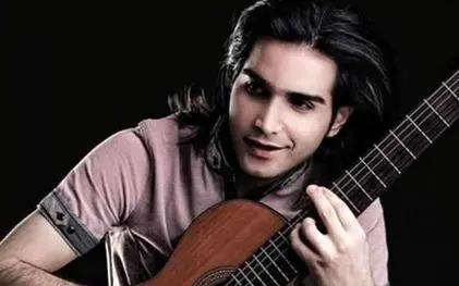 ویدئو: اجرای زنده زیرخاکی از محسن یگانه در ۲۱ سالگی