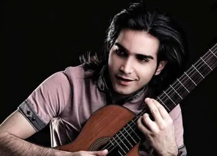 ویدئو: اجرای زنده زیرخاکی از محسن یگانه در ۲۱ سالگی