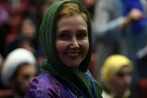 خانم های بازیگر با رنگ های سبز و بنفش چه می کنند/اسلایدشو  هنرمندان در یک جشن انتخاباتی/ جمشید مشایخی: روحانی رییس‌جمهور نمی‌شد در ایران نمی‌ماندم