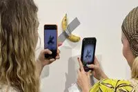 موز هنری دوباره جنجال به پا کرد/ چهارمین حمله به موز و واکنش متفاوت آقای هنرمند