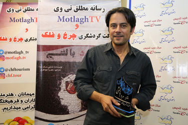 فرش فیروزه‌ای نمایش "مرد بالشی" در مرکز خرید تندیس