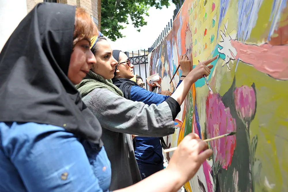 نقاشی گروهی صلح توسط جمعی از هنرمندان در موزه استاد صنعتی
