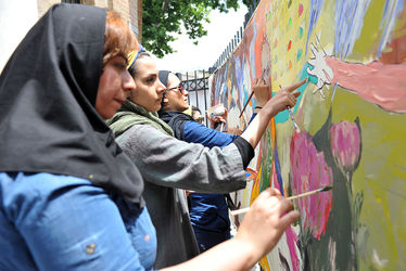 نقاشی گروهی صلح توسط جمعی از هنرمندان در موزه استاد صنعتی