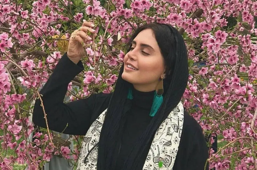 ویدئو: بهاریه‌خوانی زیبای الناز شاکردوست/ من آن درخت زمستانی بر آستان بهارانم 
