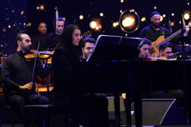 کنسرت "عاشقانه‌های ناصر چشم‌آذر" در سالن همایش‌های برج میلاد