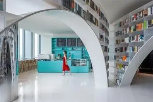 طراحی جالب یک کتابفروشی در برج بلند شانگهای/ عکس‌ها