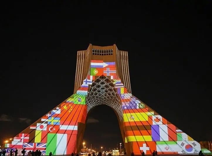 ویدیو مپینگ همدردی با کشورهای درگیر با کرونا بر روی برج آزادی تهران