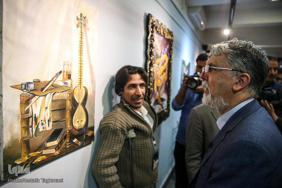 Culture minister visits exhibition by disabled artists 