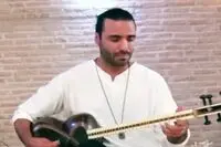 ببینید: تارنوازی علی قمصری به یاد مردم افغانستان