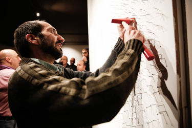 خلق اثر توسط بزرگمهر حسین‌پور در حمایت از کودکان بدسرپرست در گالری آس