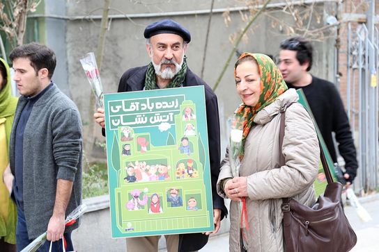 تقدیر عروسک ها از آتش نشان ها 