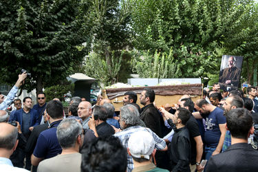 تشییع پیکر زنده‌یاد داریوش اسدزاده از مقابل خانه هنرمندان