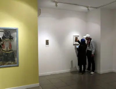 ببینید: نقاشی‌های مینا انوشه با موضوع زن