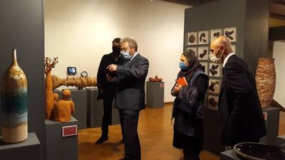 Cypriot Ambassador visits Iranian ceramic art exhibit in Tehran