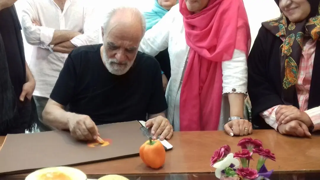 If Aghdashloo's class had a problem, why was the most popular painting class in Iran for three decades? 