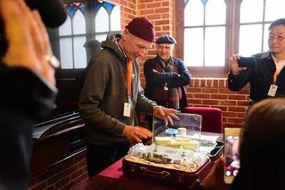 Austrian Composer Eric Spitzer-Marlyn Donates Recording Device to Film Museum of Iran