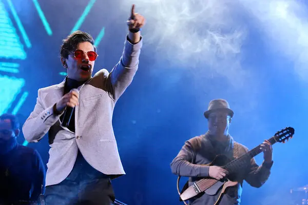 ببینید: اجرای محسن ابراهیم‌زاده در حضور قهرمانان کشتی