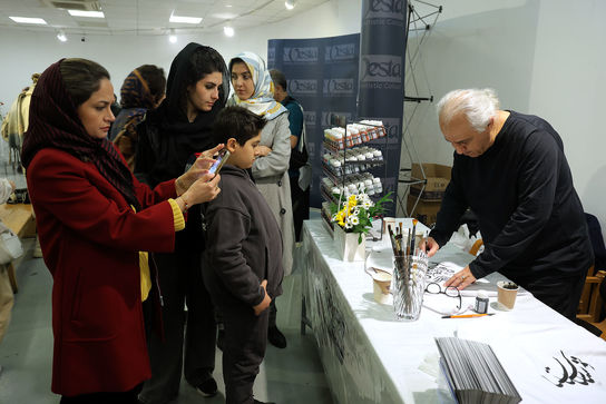رونمایی رنگ پارچه وستا در خانه هنرمندان 