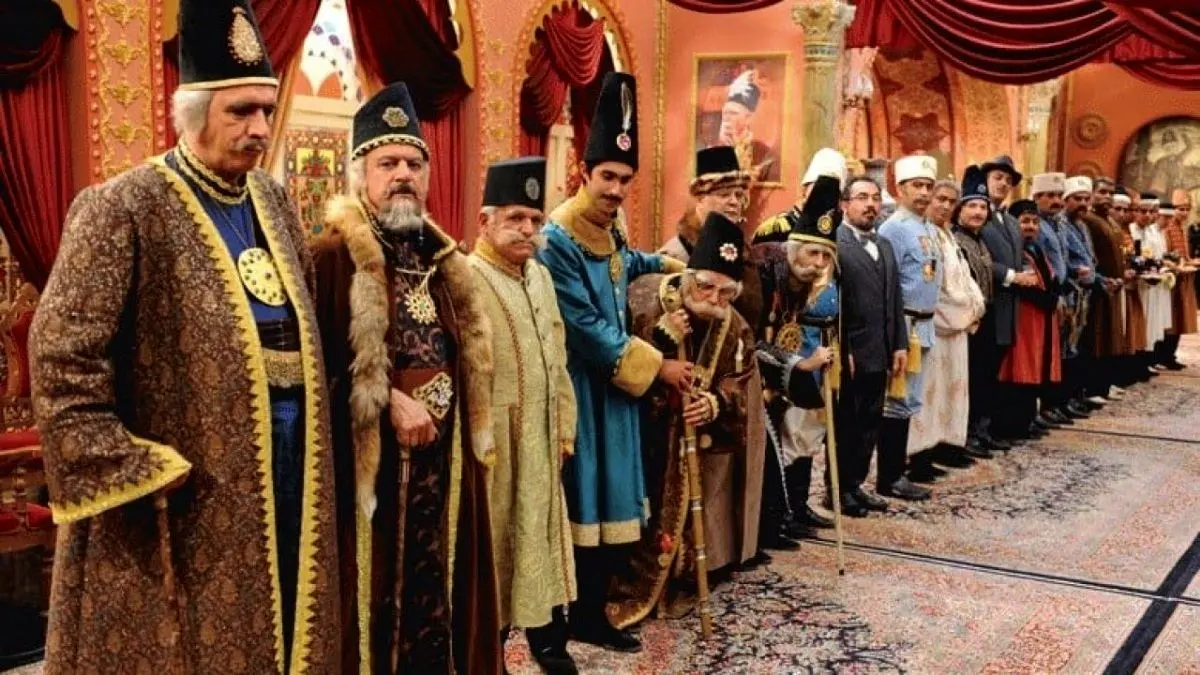 سریال معروف مهران مدیری بازی می‌شود؟