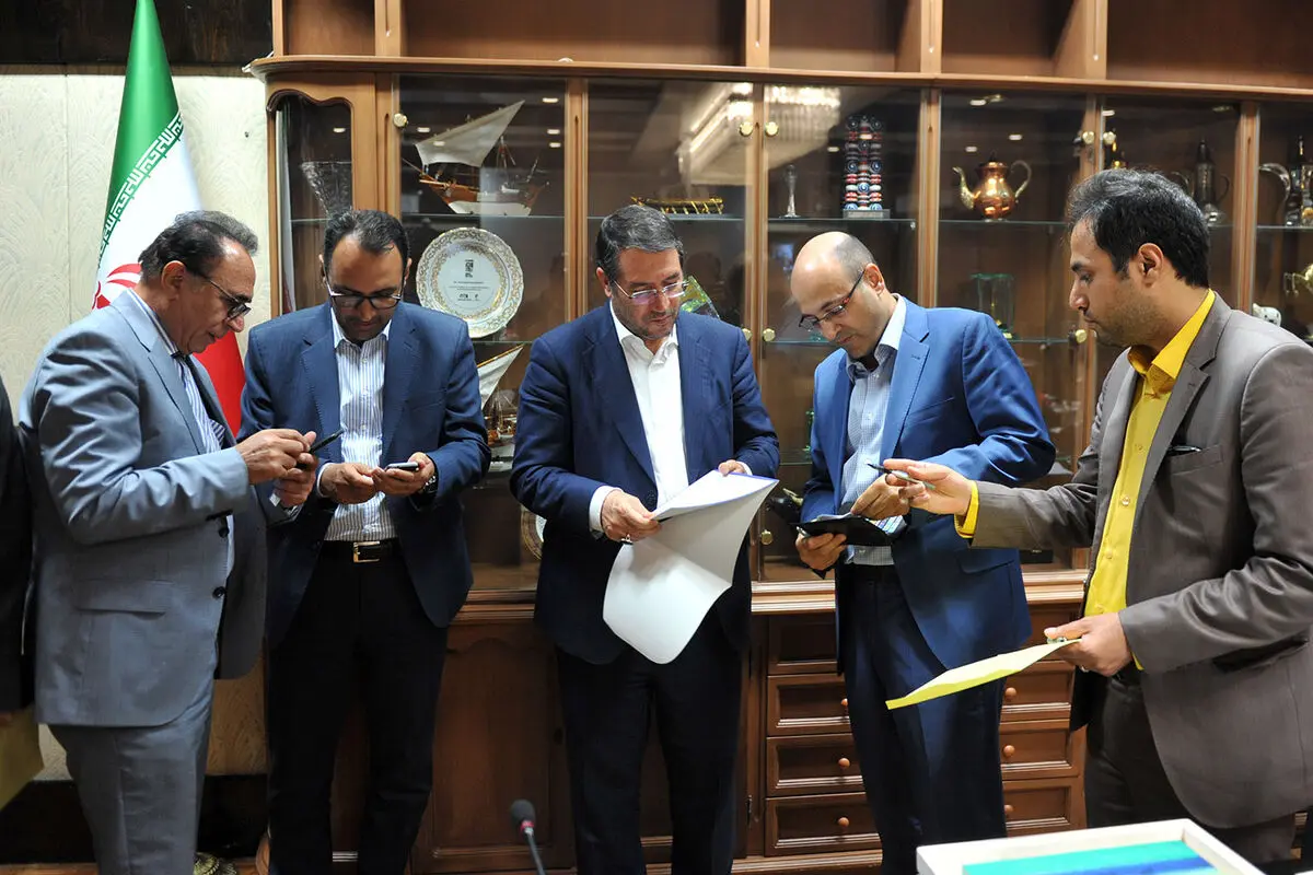 دیدار جمعی از هنرمندان با رضا رحمانی  وزیر صنعت، معدن و تجارت 