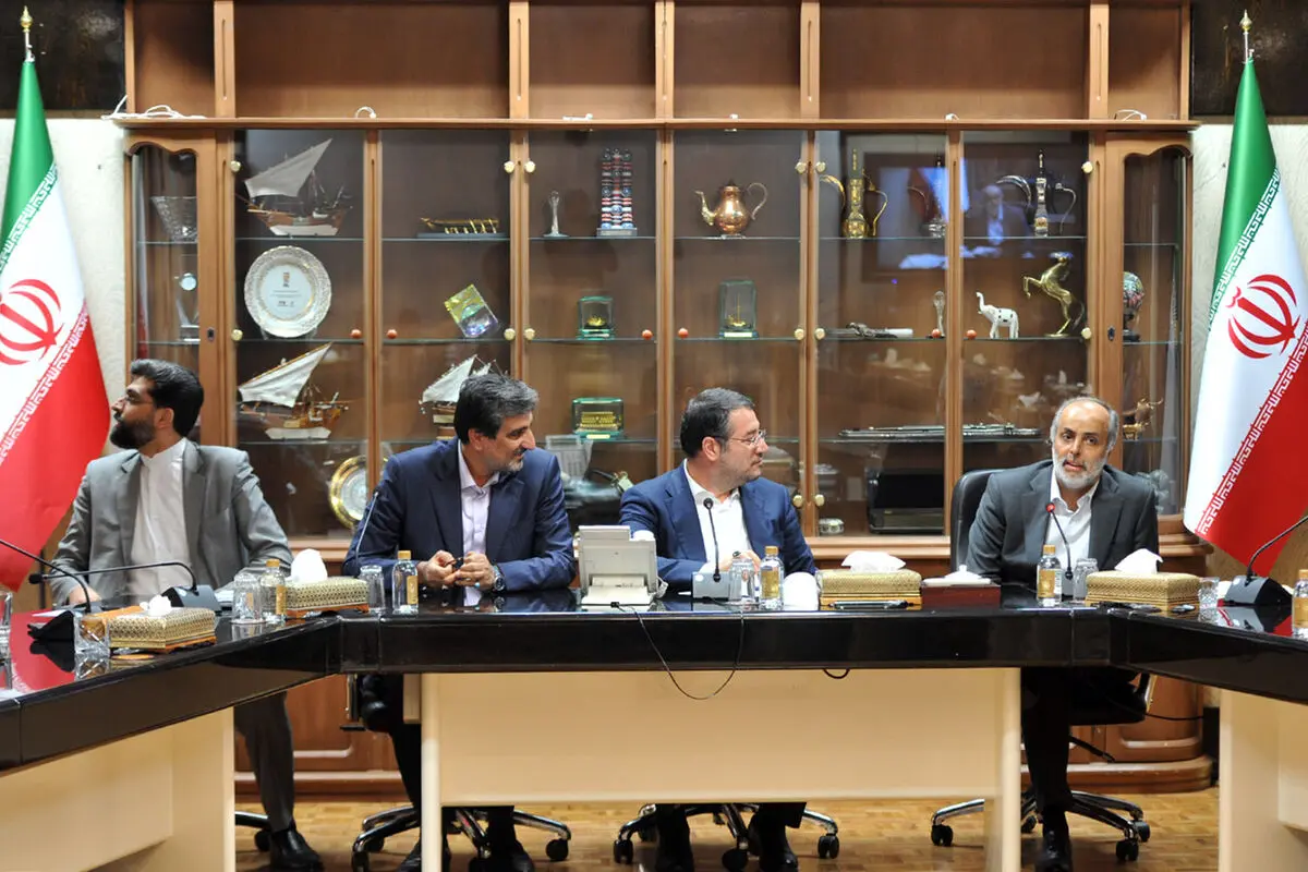 دیدار جمعی از هنرمندان با رضا رحمانی  وزیر صنعت، معدن و تجارت 