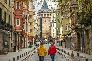 ویدیو: اینستالیشن معماران ترکیه‌ای بر بام‌های استانبول