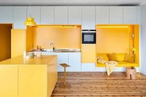 طراحی جذاب آپارتمان استکهلم/ خانه‌ای با دیوارهای مدولار و رنگ‌های شاد